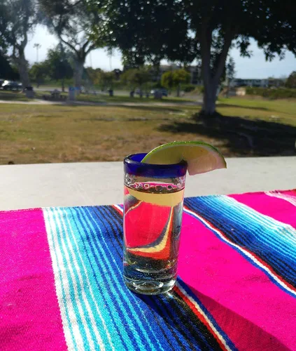 Vista 5 de Vasos de chupito de tequila mexicano soplados a mano, juego de 6 vasos de chupito de tequila con borde azul cobalto (2 onzas cada uno)
