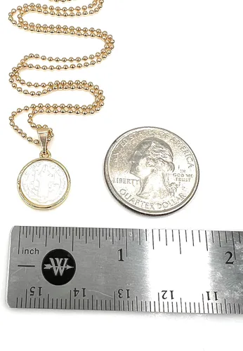 Vista 7 de Medalla de San Benito con madreperla pequeña, cadena de bolas chapada en oro de 18 quilates