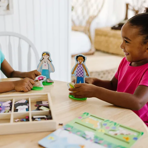 Vista 3 de Melissa & Doug Best Friends - Juego de Muñecas de Madera Magnéticas para Vestir de Juego de Simulación (78 piezas)