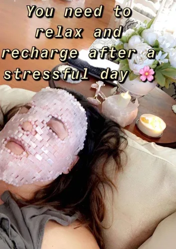 Vista 5 de Máscara facial de cuarzo rosa y rodillo para la cara para promover la relajación y el alivio del estrés. Regalos de cuarzo rosa para mamá Regalos