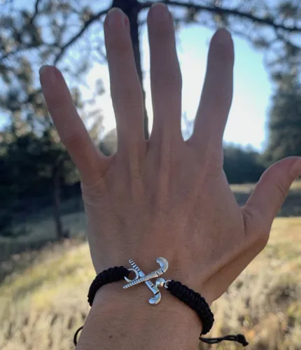 Vista 2 de Pulsera con dije de hockey sobre hierba Sportybella - Ajustable para niñas con dije de palo, joyería regalo para jugadoras, equipos y entrenadores
