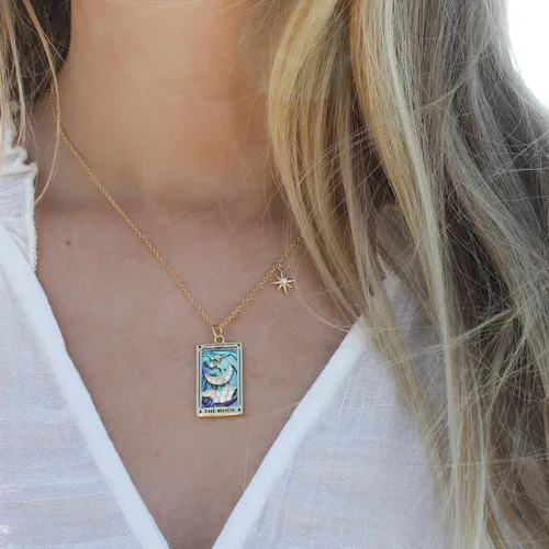 Vista 3 de Bonne Affaire Collar con colgante de tarjeta de tarot de luna, Oro, abulón y circonita cúbica