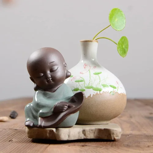 Vista 5 de Linda estatua de monje bebé, figura de monje de pintura china, mascota de té de monje de Buda pequeño de cerámica para decoración de mesa de té