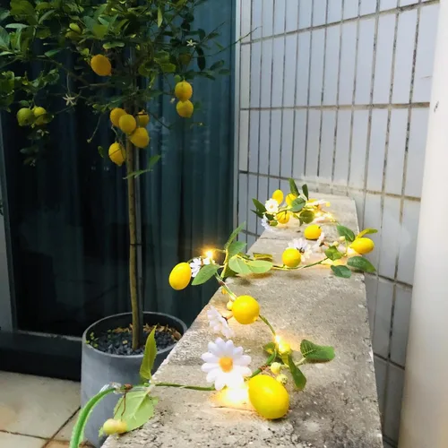 Vista 9 de Guirnalda de plantas de vid de limón amarillo, frutas artificiales, margaritas blancas, bayas con luz de hadas, funciona con pilas para el hogar