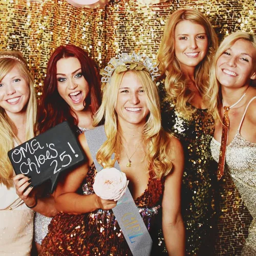 Vista 19 de Coronas de cumpleaños para mujer con banda de feliz cumpleaños para niña, accesorios brillantes de diamantes de imitación, recuerdos de fiesta