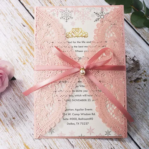 Vista 2 de 5.12 x 7.28 pulgadas, 50 unidades de invitaciones de boda de encaje hueco en blanco rosa con sobres y perlas Bowknot tarjetas de invitación de Rosado
