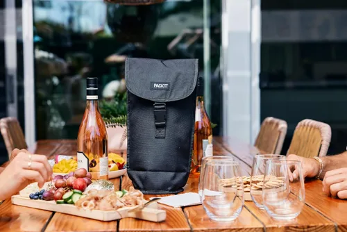 Vista 7 de PackIt Bolsa de vino congelable, se adapta a una botella de 25.4 fl oz, color negro Built-in ice packs, EcoFreeze+ Technology, Adjustable shoulder