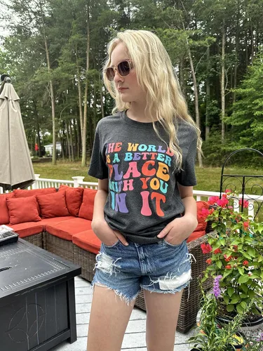 Vista 4 de Camisetas con texto en inglés The World is A Better Place with You in It (El mundo es un lugar mejor contigo in it), camiseta inspiradora