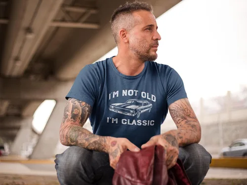 Vista 2 de Camiseta de manga corta con texto en inglés "I'm Not Old I'm Classic" para hombre y mujer