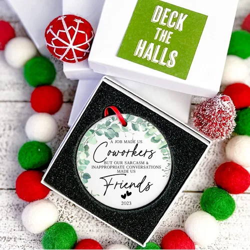 Vista 6 de A Job Made Us Coworkers Funny Ornament - Recuerdo para el trabajo mejor amiga para intercambio de mujeres, boca de orinal sarcástica novia
