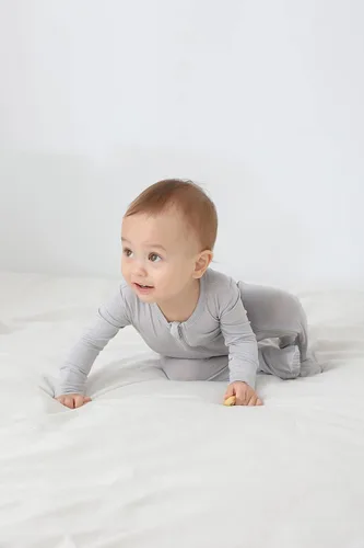 Vista 3 de Pijama de viscosa de bambú con pies para bebé, mameluco de manga larga de una pieza, pijama Sleep 'N Play, 0-24 meses