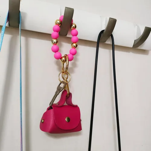 Vista 8 de Junyuerly Llavero de pulsera con cuentas de silicona para mujer, pulsera elástica con clip dorado