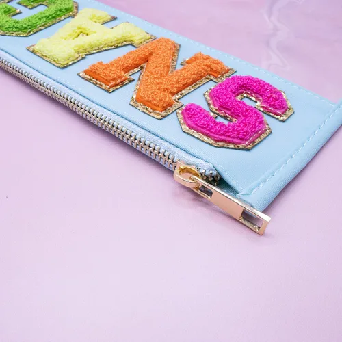 Vista 8 de Fablinks Bolsa transparente con cremallera para mujeres con parche de letras de chenilla, bolsa de viaje para aperitivos para adolescentes y niñas