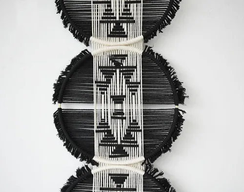 Vista 5 de Flber Macramé para colgar en la pared en blanco y negro, decoración de pared estilo Boho, arte de pared para sala de estar, decoración geométrica