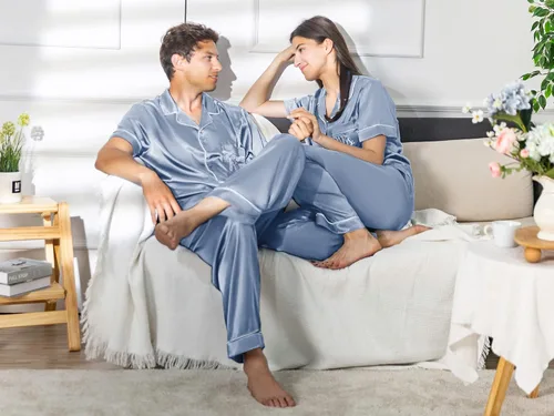 Vista 2 de AW BRIDAL Juego de 4 pijamas de satén a juego para parejas, pijamas de seda suave de manga corta para mujeres, hombres, parejas, regalos para señor
