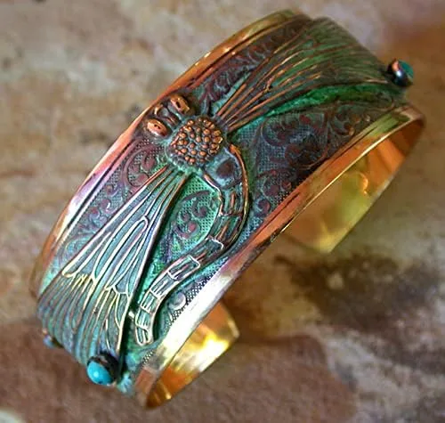 Vista 5 de Elaine Coyne Verdigris Patina - Pulsera decorativa con libélula y arte, color turquesa