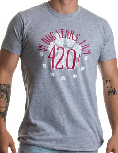 Vista 3 de Camiseta unisex con texto en inglés «In Dog Years», «I'm 420!» 60º cumpleaños, divertida camiseta unisex