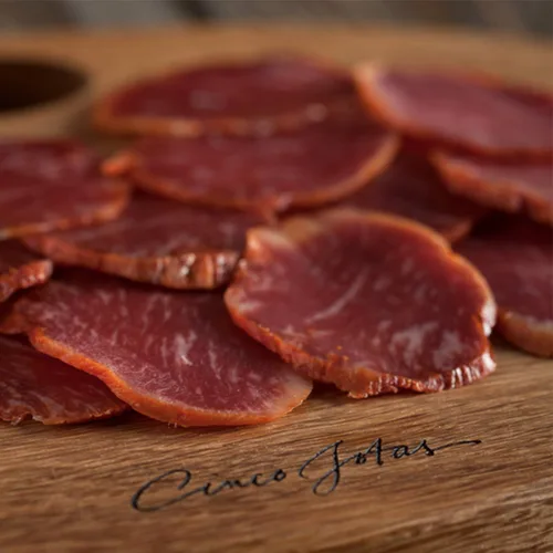 Vista 3 de Lomo Ibérico Bellota Cinco Jotas - 1 lb / 454 g - Carne de Cerdo en Embalaje de Regalo