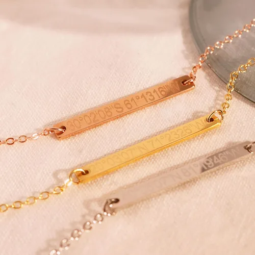 Vista 8 de Collar coordinado para mujer, colgante de barra de longitud de latitud grabada, de acero inoxidable, delicada, minimalista, con ubicación