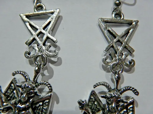 Vista 3 de Silvertone Baphomet & Sigil of Lucifer - Pendientes góticos en ganchos de acero quirúrgico hipoalergénico, Metales, No es una piedra preciosa