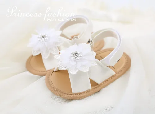 Vista 3 de GDSDYM Sandalias de verano para bebés y niñas con lazo de flores, suela suave, para vestido de boda, zapatos planos para recién nacidos, primeros