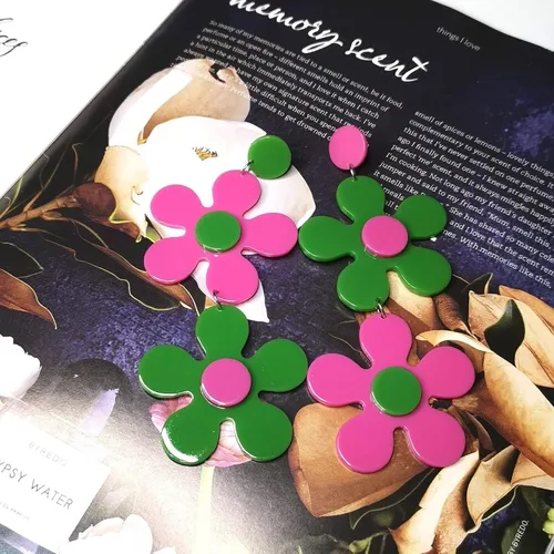 Vista 3 de Caiyao Aretes colgantes de flores grandes de acrílico con margaritas grandes blancas y negras, aretes colgantes de pétalos de doble flor, aretes