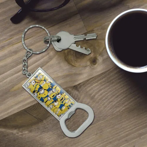Vista 2 de Graphics and More Minions Minion Collage - Llavero rectangular de metal cromado