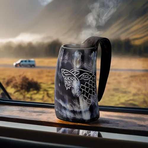 Vista 3 de Viking - Juego de tazas de cuerno para beber (6 piezas) jarra, correa de cuero, abrebotellas, vaso de chupito, 16 onzas, grabado Dire-Wolf