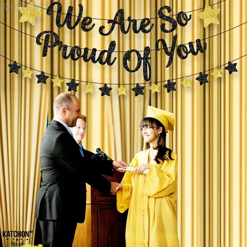 Vista 8 de KatchOn, Cartel con texto en inglés «We are So Proud of You» («We are So Proud of You») – Cartel de felicitaciones para decoraciones de graduación