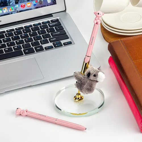 Vista 2 de 2 piezas Koala novedoso bolígrafo de metal y Koala soporte de base de cristal, decoración de fiesta de oficina, suministros escolares como regalos
