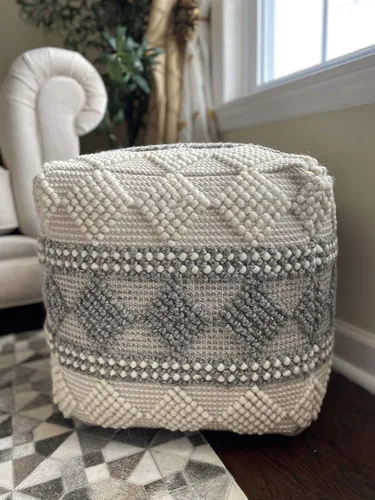 Vista 2 de NOORI HOME – Premium hecho a mano y hecho a mano, cómoda y moderna lana cuadrada de aliados de diamantes, color gris marfil, puf otomano