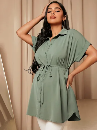 Vista 3 de OYOANGLE Blusa de trabajo de manga corta con cinturón y cuello frontal con botones para mujer