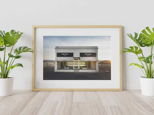 Vista 2 de Impresión fotográfica – Prada Marfa, Valentine, TX – Una escultura permanentemente instalada por artistas Elmgreen y Dragset – Póster histórico