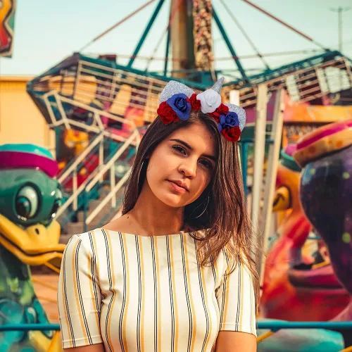 Vista 3 de Madison Tyler Diadema de unicornio con purpurina plateada, bandas para la cabeza de orejas de gato para mujeres y niñas, flores rojas, blancas