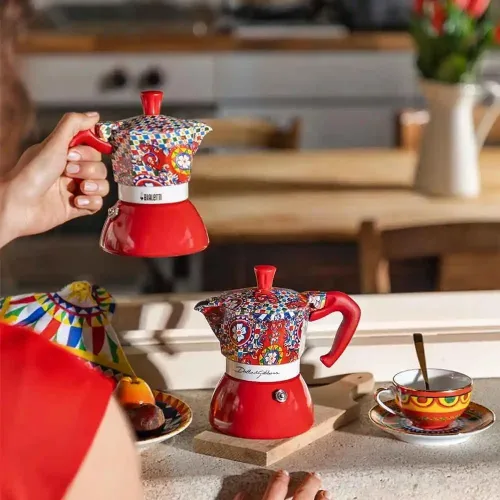Vista 8 de Bialetti Dolce & Gabbana MOKA INDUCTION 4 tazas, seguro para inducción y fuego abierto (máquina de café, máquina de café espresso, Makinetta)