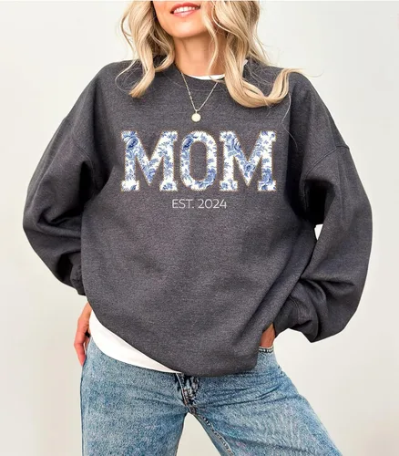 Vista 5 de LOVELYPOD Sudadera bordada personalizada con nombre de niños en la manga, camisa del día de la madre, regalo para la nueva mamá en Navidad