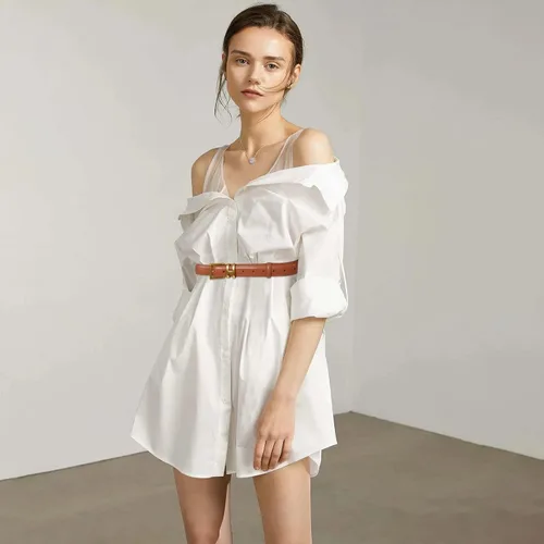 Vista 5 de Cinturón de cuero clásico con hebilla de metal para mujer con vestido de jeans
