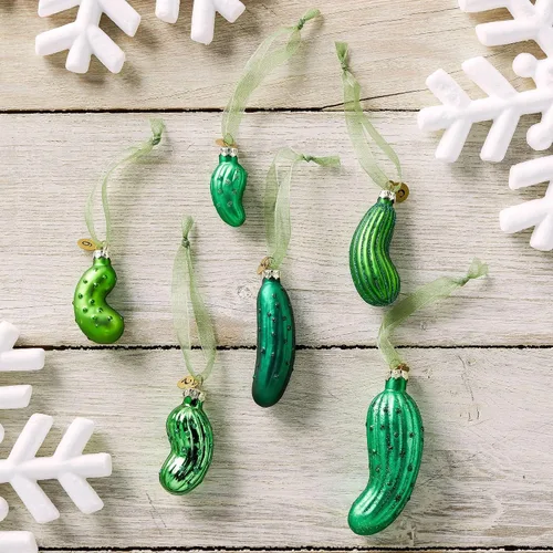 Vista 6 de DEMDACO Pickle Festive Green 4 x 2 Vidrio Decoración Colgante Adornos Juego Glass Ornaments, Set of Six Pickles, Hide-and-Seek Christmas Game
