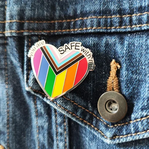 Vista 2 de Pines LGBTQ para bandera del orgullo, color arcoíris, esmalte duro, broches de metal, insignias divertidas ligeras para hombres y mujeres, niños