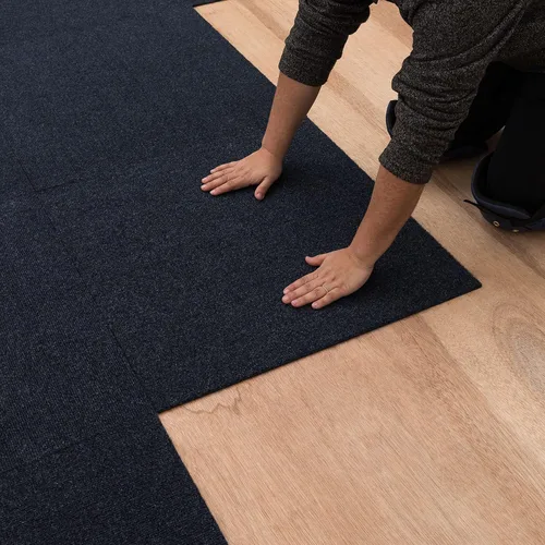 Vista 10 de Mohawk Home Baldosa de alfombra de 24" x 24" para interiores/exteriores, altura de pelo de 0.25", despegar y pegar, poliéster negro, (15 baldosas)