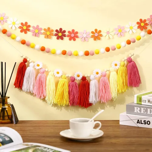 Vista 4 de Rtteri Paquete de 4 decoraciones de margaritas bohemias para fiestas, guirnalda de margaritas para el aula, diseño de flores hippie, con borlas