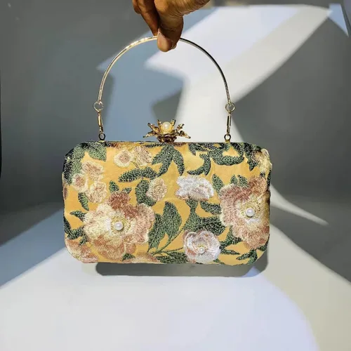 Vista 2 de Bolso de mano bordado vintage, bolso floral con cadena de noche con perlas, bolso de hombro pequeño para mujeres, invitados de boda