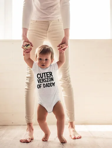 Vista 3 de CBTwear Cuter Version of Daddy - Dad to Be Announcement - Lindo body de bebé de una pieza