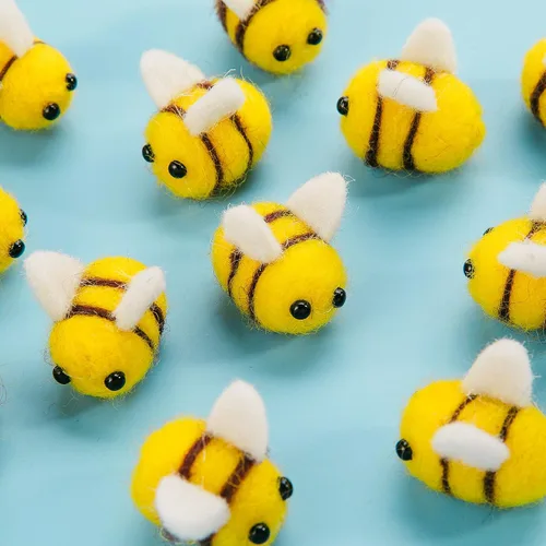 Vista 2 de CINPIUK Juego de 12 abejas de fieltro para manualidades, fieltro de lana de abejorro de felpa para decoración de bandejas escalonadas, recuerdos