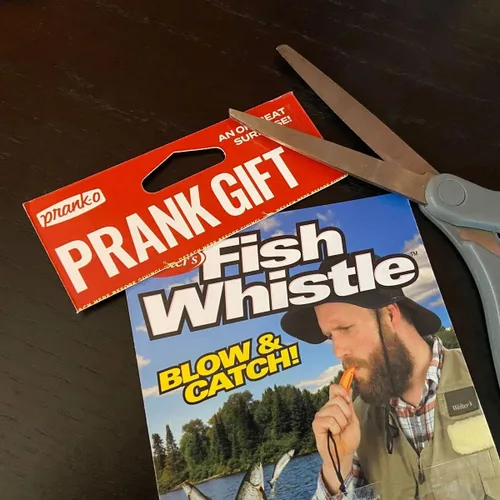 Vista 2 de Prank-O, regalo de broma de silbato de pez, regalo único perfecto para el pescador en tu vida. Regalo divertido para novio extraño, tío, papá