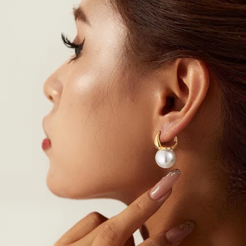 Vista 4 de Moodear Gold Pearl Earrings for Women Gold Hoop Earrings 14K Gold Plated Pearls Drop Earrings Trendy Small Elegant Hypoallergenic Dangle Gold