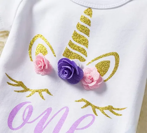 Vista 4 de TTYAOVO - Conjunto de 3 piezas para el primer cumpleaños del bebé, con estampado de unicornio, con diadema, mameluco y falda