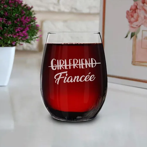 Vista 5 de shop4ever Boyfriend to Prometido & Novia a Prometida Vaso de cerveza grabado y copa de vino sin tallo para él y para ella Set