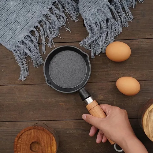 Vista 7 de Mini sartén para un huevo, 4 pulgadas, portátil, de hierro fundido para acampar al aire libre, con mango de madera, mini sartén para placa