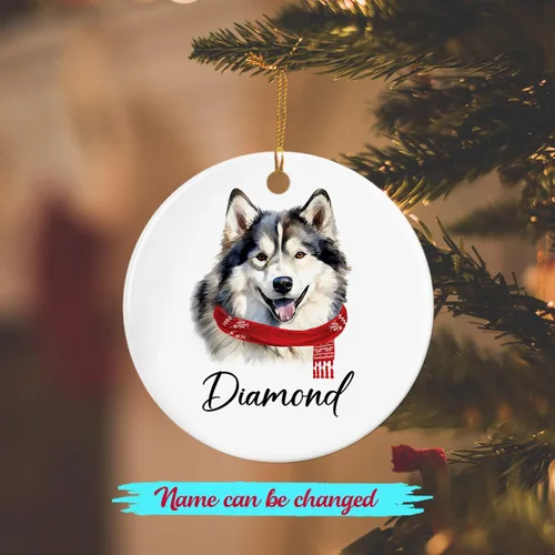 Vista 2 de Adorno de cerámica personalizado de Alaskan Malamute para perro, papá, mamá, amantes de los perros, adorno de Navidad personalizado de Alaskan